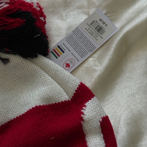 OLYMPICS OFFICIAL TUQUE, LARGE WHITE CANADA ON RED WRAP-AROUND, DOUBLE THICKNESS - Picture 6 of 7